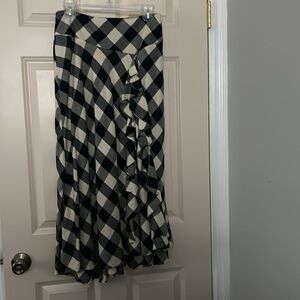 Two piece set
maxi skirt and ruffle top set
Great combo look